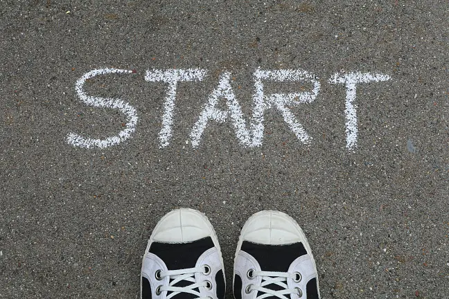 Startlinie mit ein Schuhen und dem Schriftzug Start