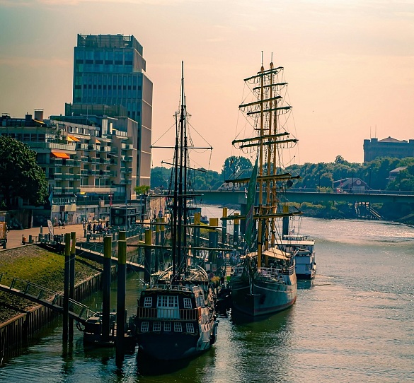 Schiff am Martinianleger in Bremen